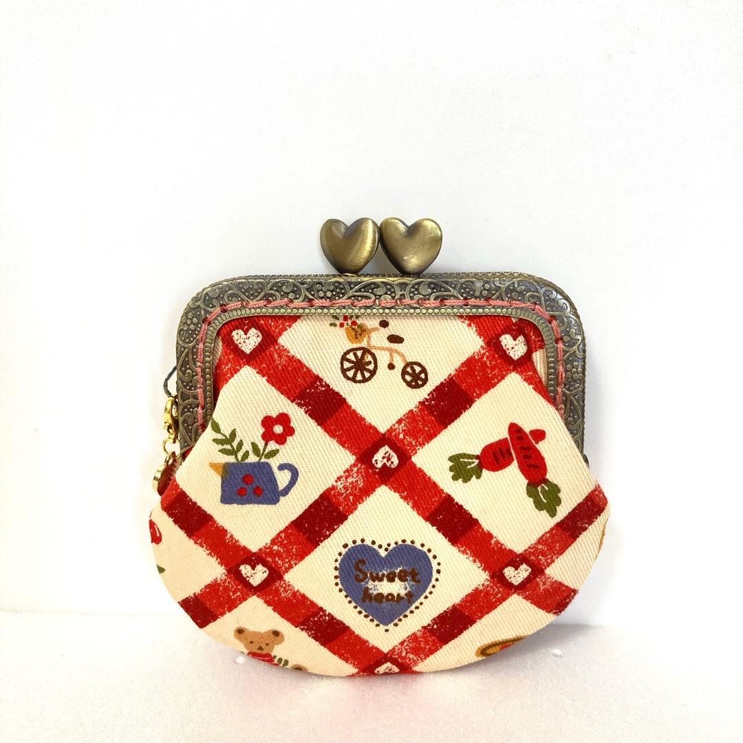 カントリー調クロスデザイン柄のがま口(ハートげんこ/レッドハートチャーム付)