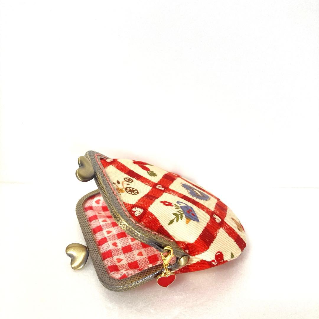 カントリー調クロスデザイン柄のがま口(ハートげんこ/レッドハートチャーム付)