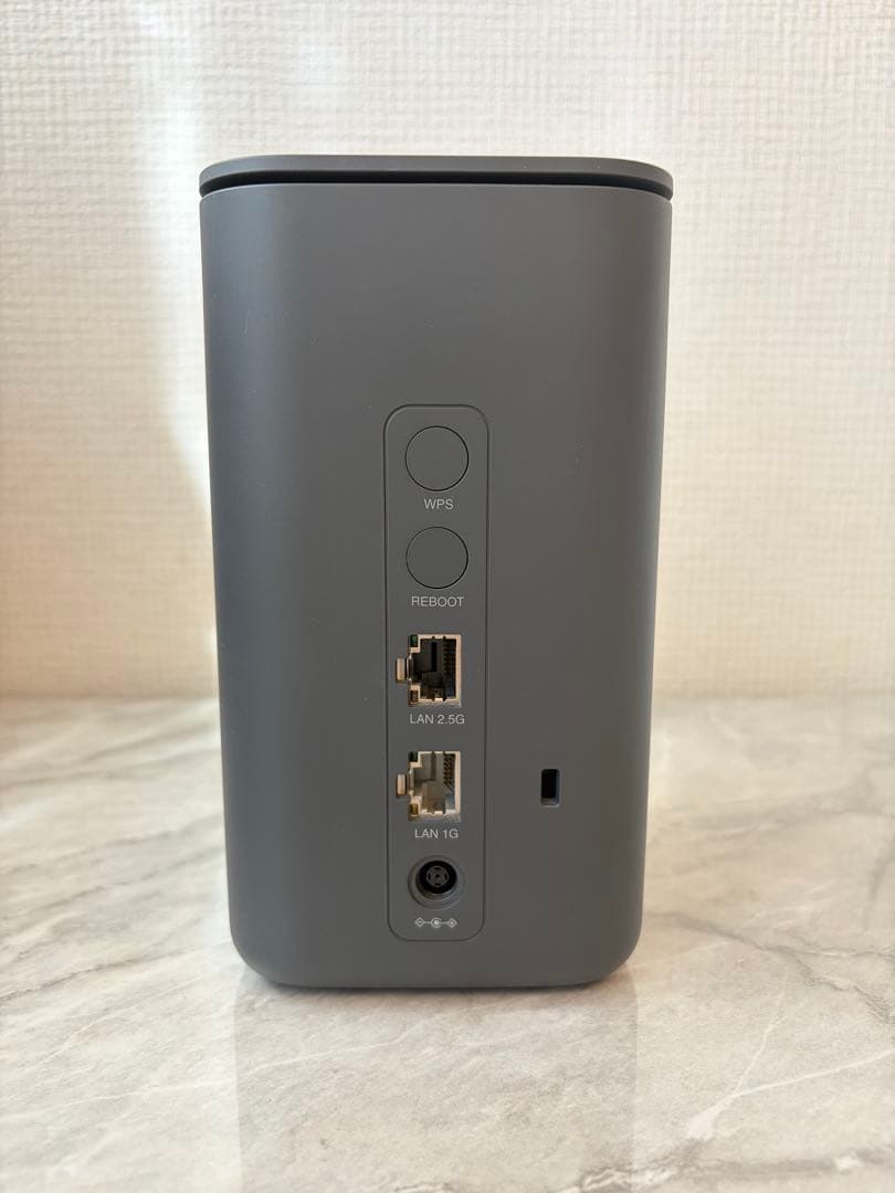 美品　docomo  5G HR02 ルーター
