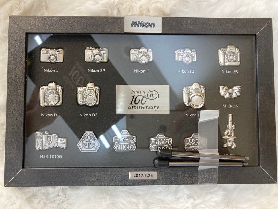 【非売品】Nikon 100th anniversary 歴代カメラピンバッジ