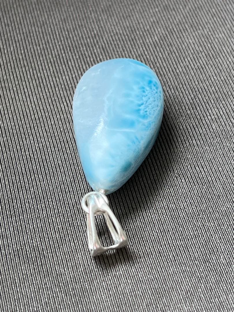 天然石☆高品質！ラリマーしずく型ペンダントトップ☆ブルー＆ホワイトハーフ模様レア