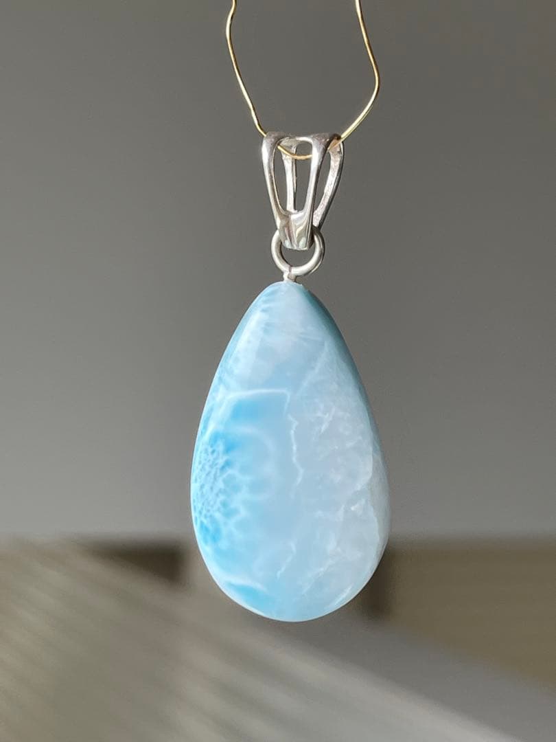 天然石☆高品質！ラリマーしずく型ペンダントトップ☆ブルー＆ホワイトハーフ模様レア