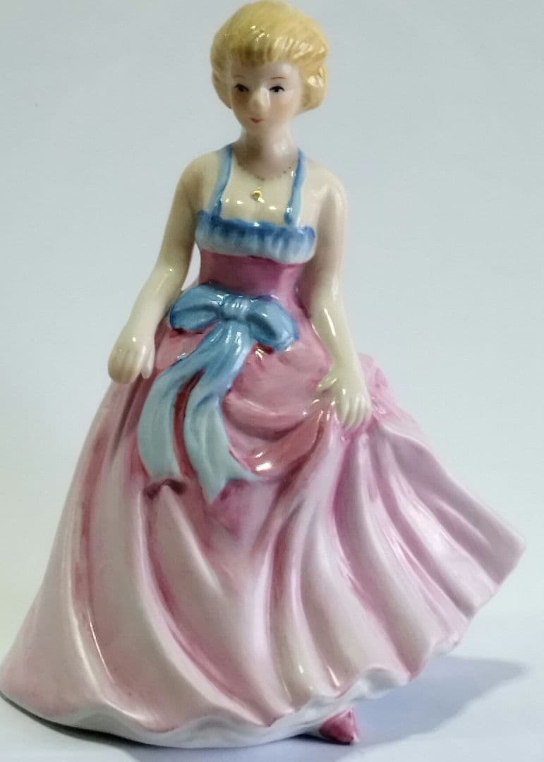 ポーセリンFine porcelain高級陶器人形ふんわりピンクのドレスが素敵