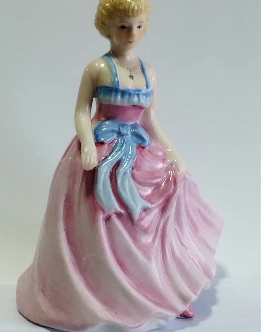 ポーセリンFine porcelain高級陶器人形ふんわりピンクのドレスが素敵