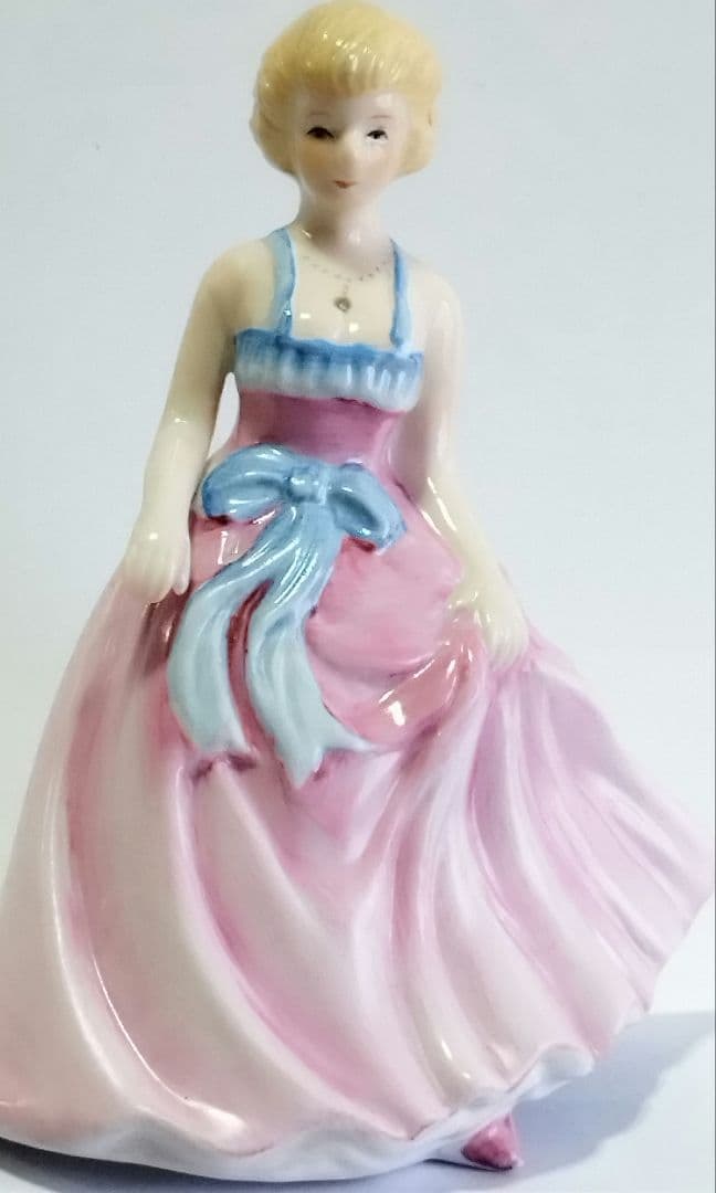 ポーセリンFine porcelain高級陶器人形ふんわりピンクのドレスが素敵