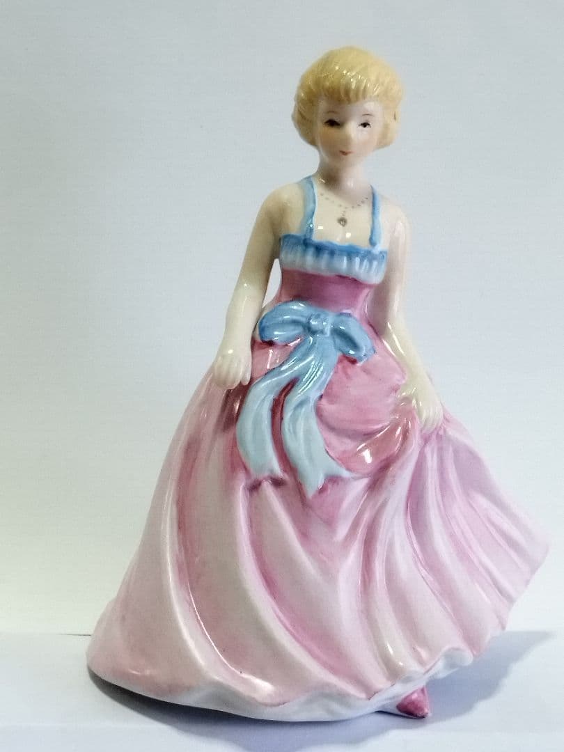 ポーセリンFine porcelain高級陶器人形ふんわりピンクのドレスが素敵