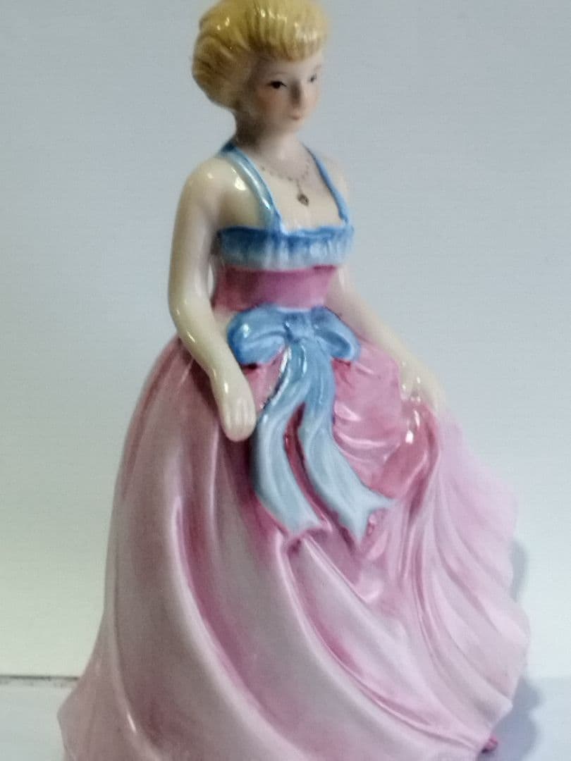 ポーセリンFine porcelain高級陶器人形ふんわりピンクのドレスが素敵