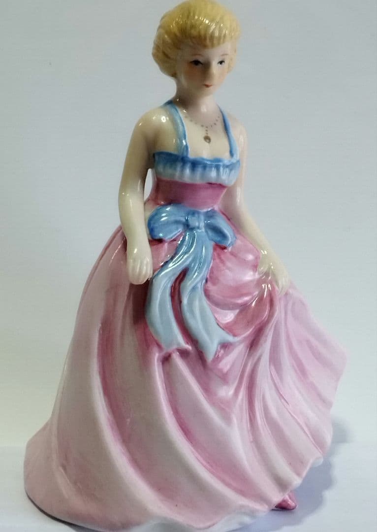 ポーセリンFine porcelain高級陶器人形ふんわりピンクのドレスが素敵