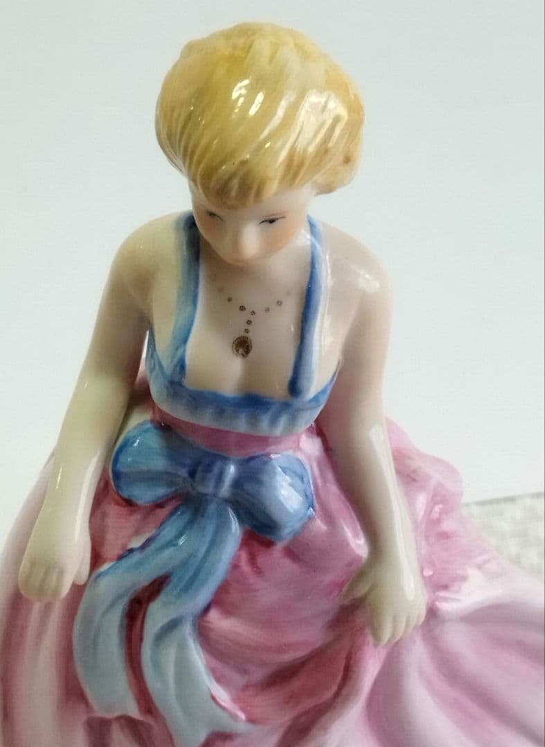 ポーセリンFine porcelain高級陶器人形ふんわりピンクのドレスが素敵