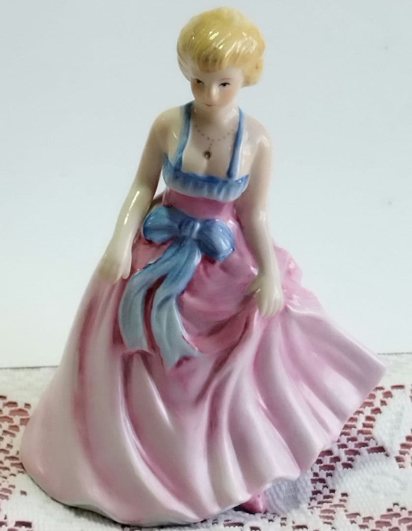 ポーセリンFine porcelain高級陶器人形ふんわりピンクのドレスが素敵