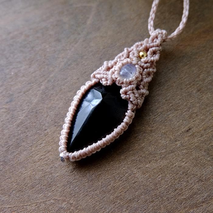 スモーキークォーツ・ムーンストーン マクラメ編みペンダントネックレス　3839