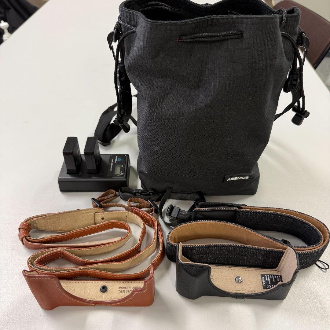 Canon EOS M100 ダブルレンズキット【ケース・バッグ・バッテリー付】