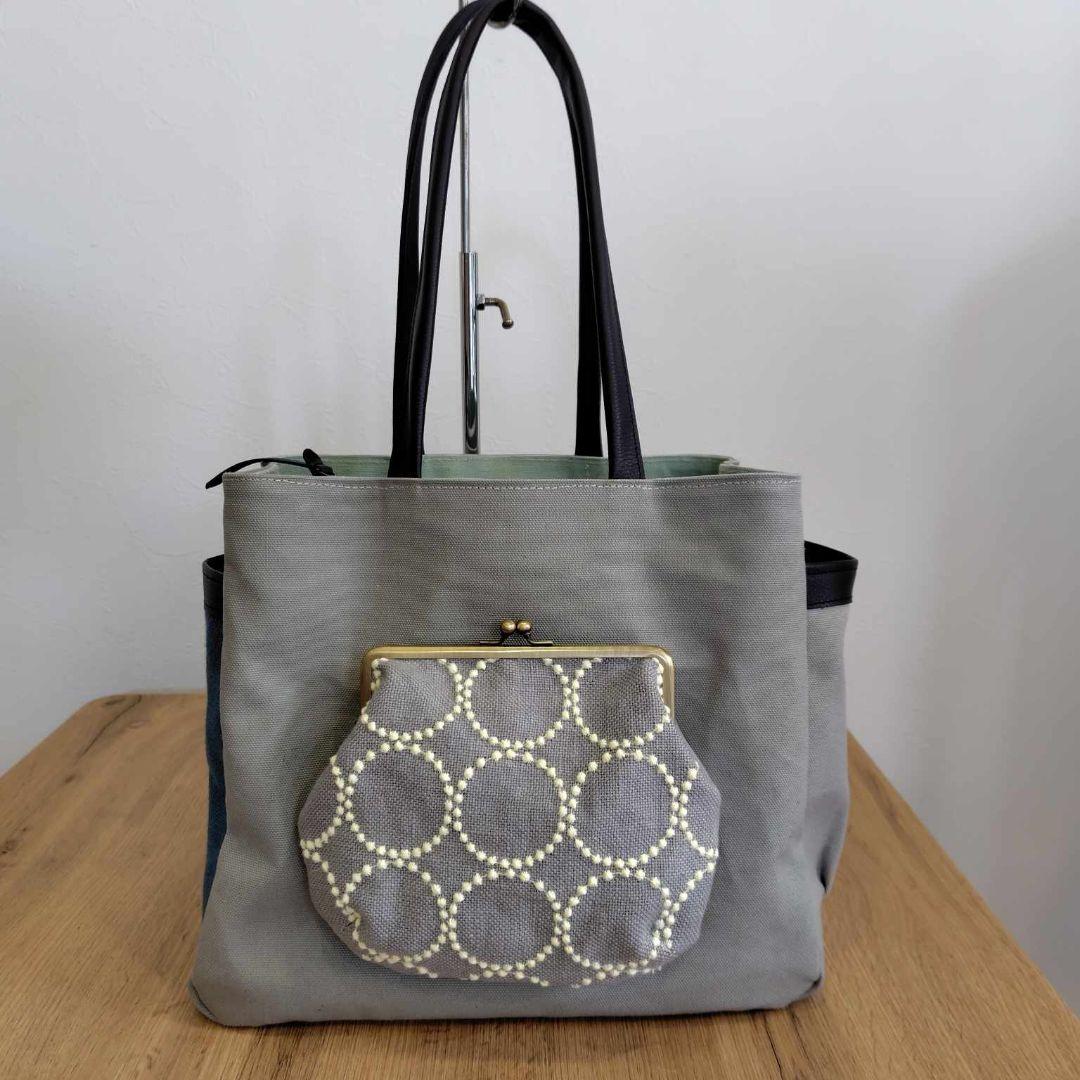 ミナペルホネン/tambourineタンバリングレイ/がま口仕切り付きトート