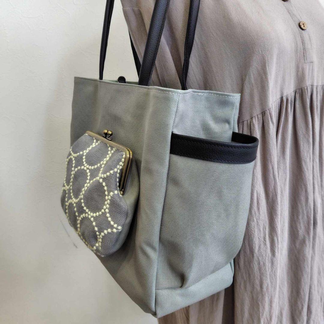 ミナペルホネン/tambourineタンバリングレイ/がま口仕切り付きトート