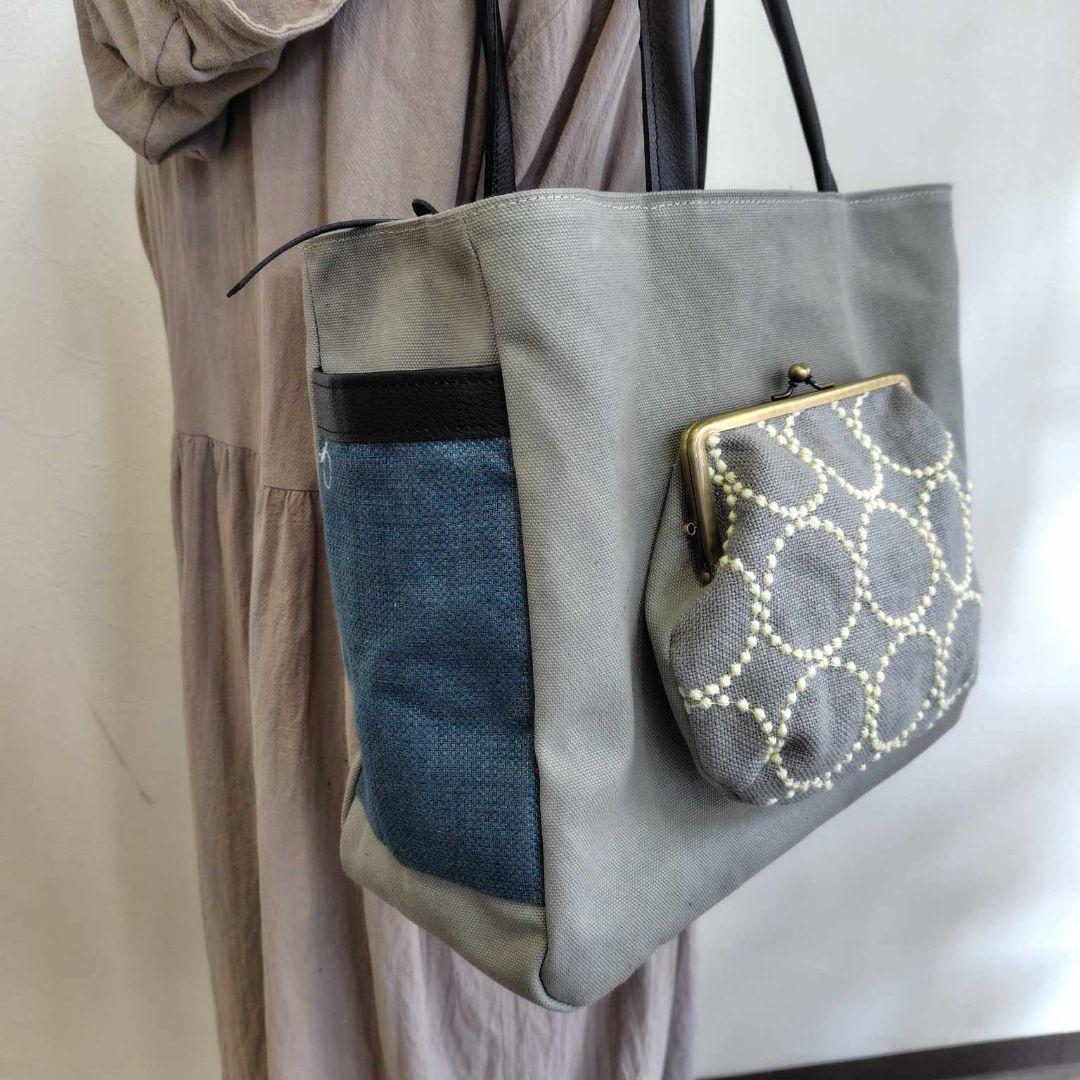 ミナペルホネン/tambourineタンバリングレイ/がま口仕切り付きトート