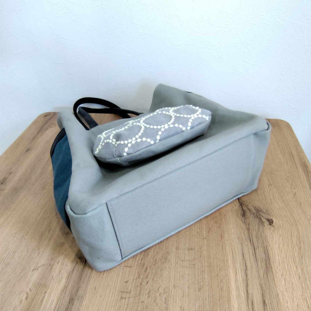 ミナペルホネン/tambourineタンバリングレイ/がま口仕切り付きトート