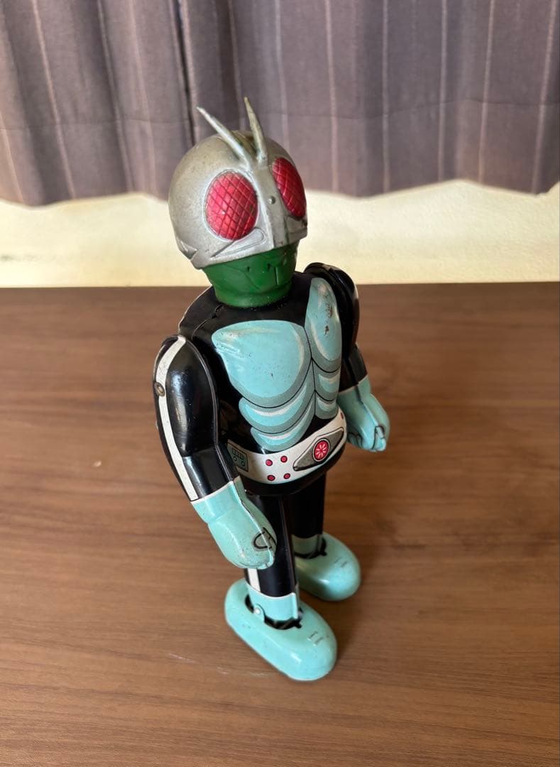 昭和時代に発売されたレトロな仮面ライダーのブリキのおもちゃです