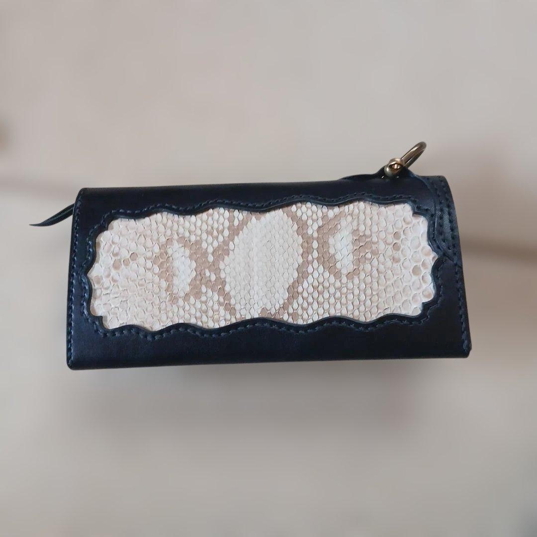 レザーとレースの長財布