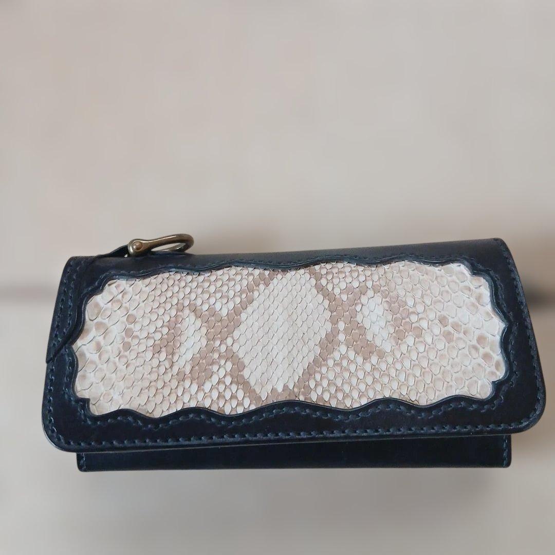 レザーとレースの長財布