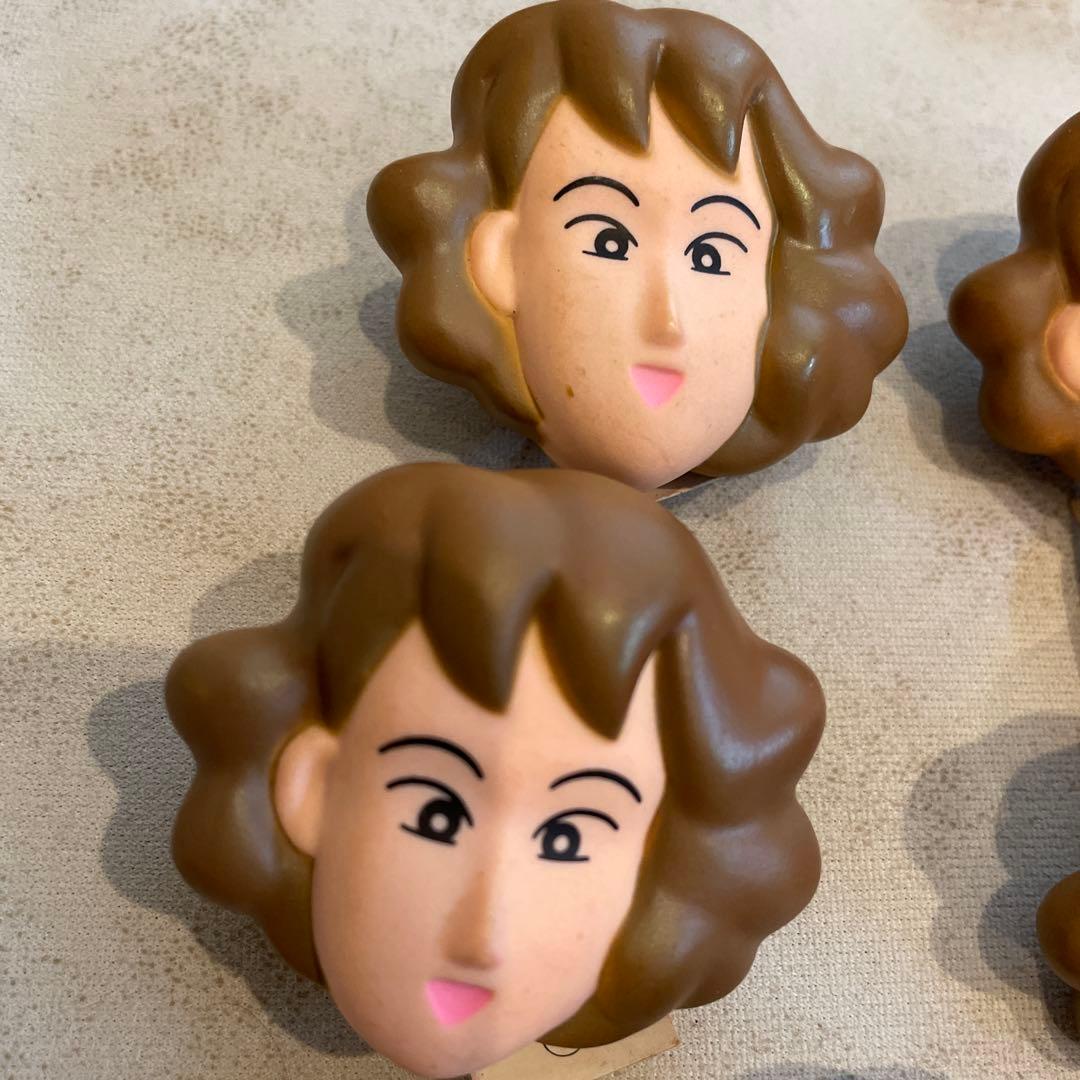 レア品　クレヨンしんちゃん　野原みさえ　フィギュア　ピンバッジ