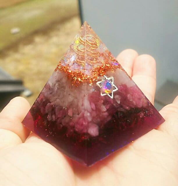 ☆オルゴナイト☆ピラミッド型☆愛と癒しのヒーリングオブジェ☆ほほづえ天使☆私は愛