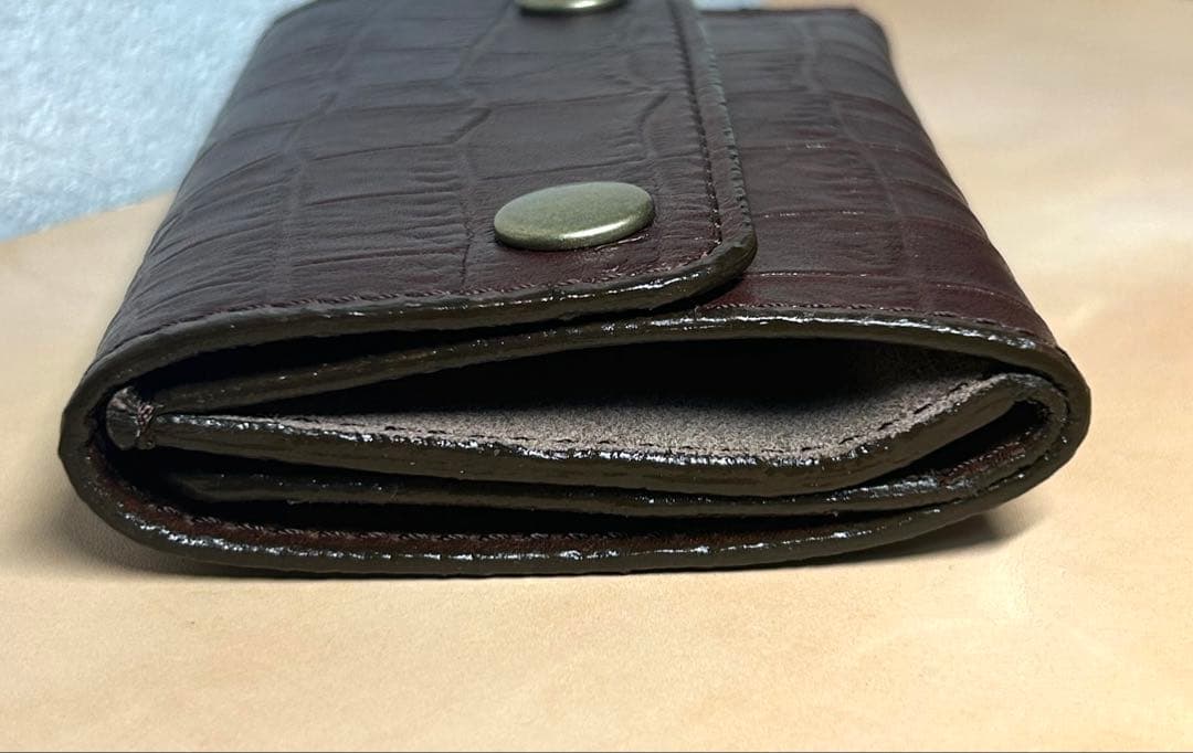トラッカーウォレット　ミドル　三つ折り財布　型押しクロコ　コンパクト財布　牛革