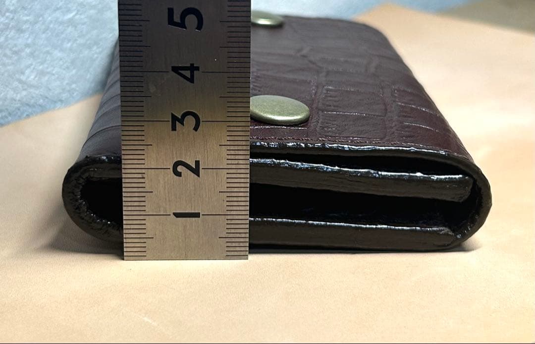 トラッカーウォレット　ミドル　三つ折り財布　型押しクロコ　コンパクト財布　牛革