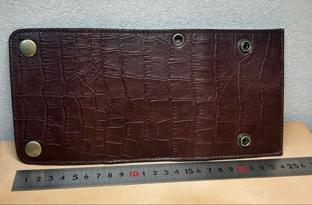 トラッカーウォレット　ミドル　三つ折り財布　型押しクロコ　コンパクト財布　牛革