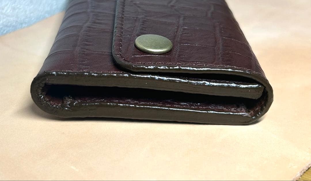トラッカーウォレット　ミドル　三つ折り財布　型押しクロコ　コンパクト財布　牛革