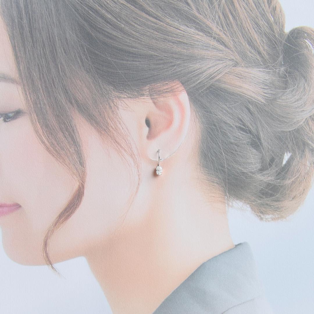 キラキラ揺れるモアサナイトのフックピアス