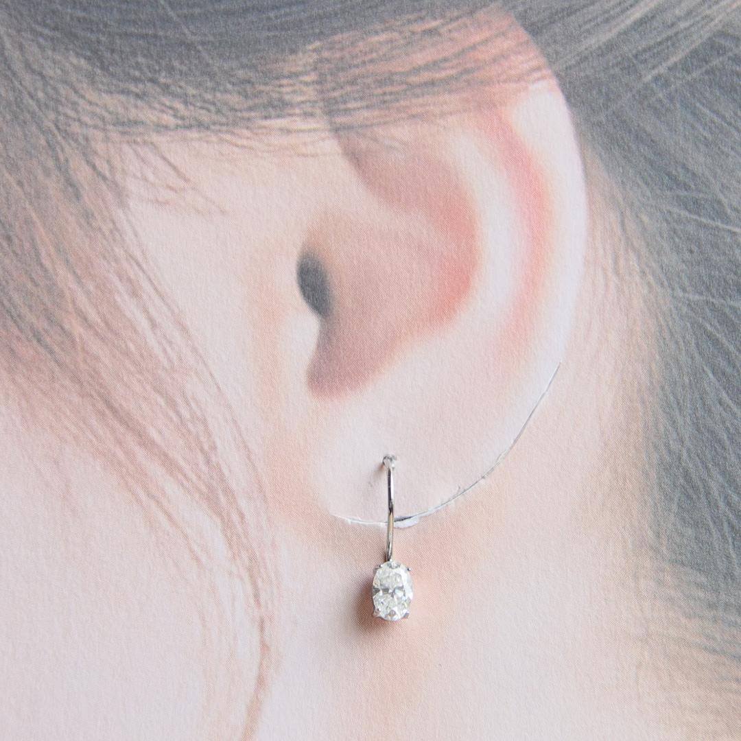 キラキラ揺れるモアサナイトのフックピアス