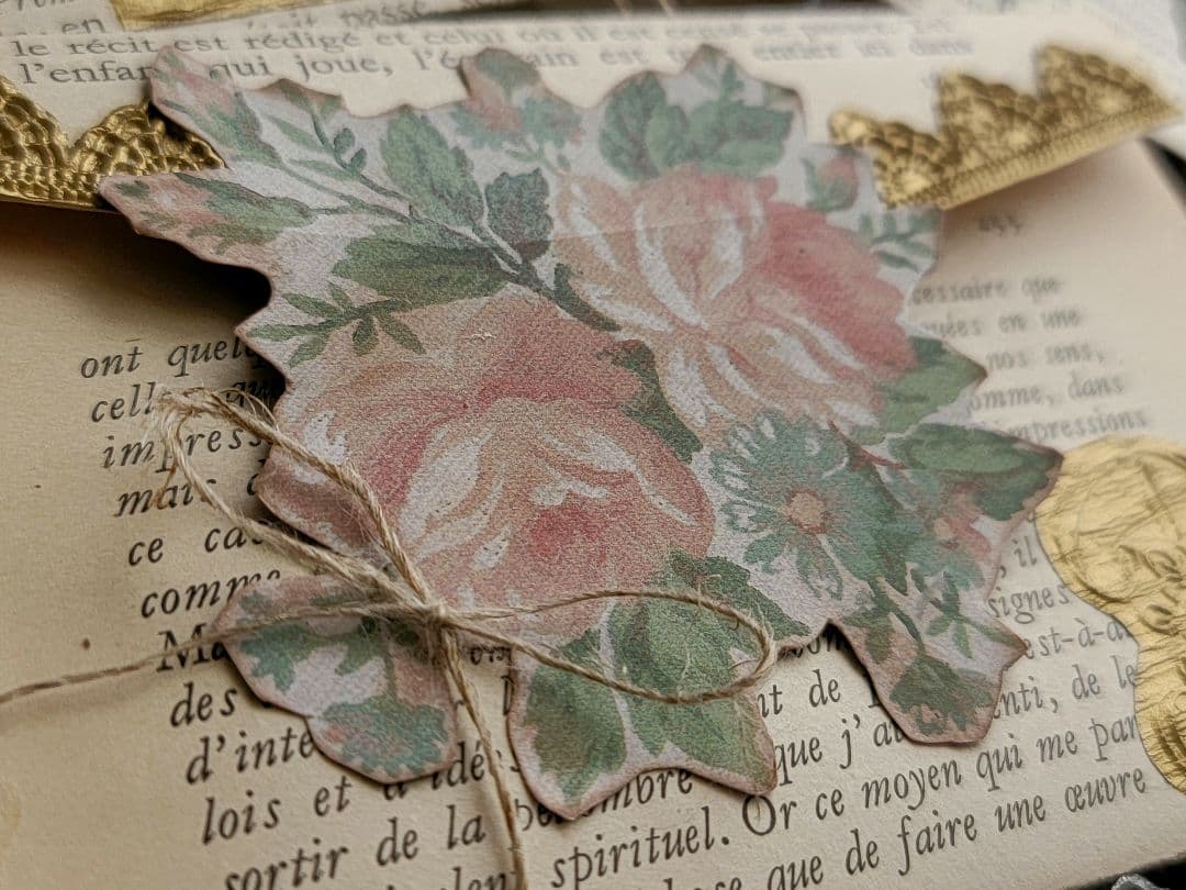 素敵な字体のフランスアンティーク洋書でアンティークフラワーレースエンボス封筒を。