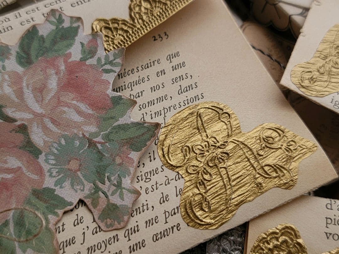 素敵な字体のフランスアンティーク洋書でアンティークフラワーレースエンボス封筒を。