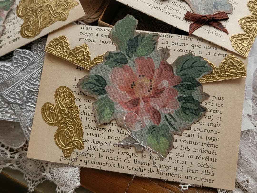 素敵な字体のフランスアンティーク洋書でアンティークフラワーレースエンボス封筒を。