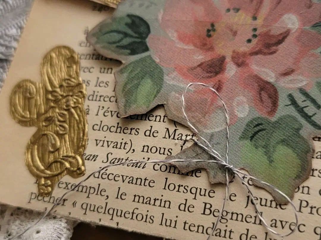 素敵な字体のフランスアンティーク洋書でアンティークフラワーレースエンボス封筒を。