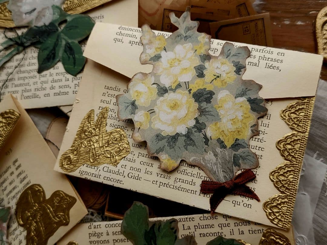 素敵な字体のフランスアンティーク洋書でアンティークフラワーレースエンボス封筒を。