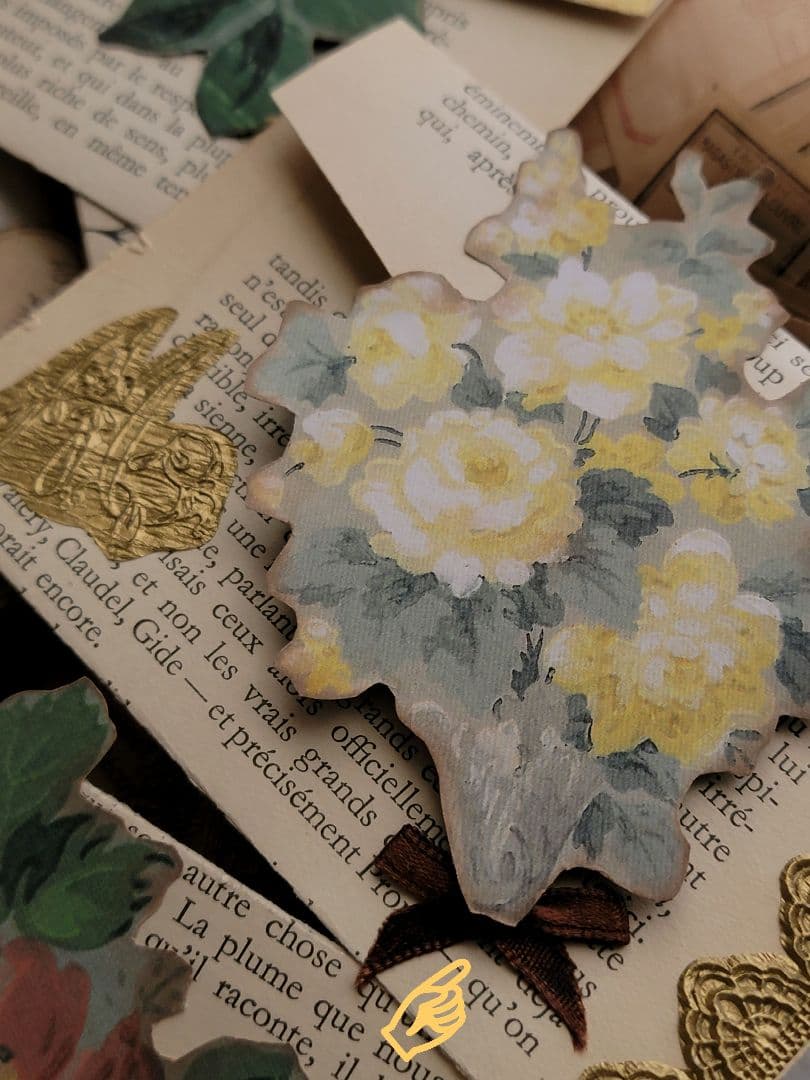 素敵な字体のフランスアンティーク洋書でアンティークフラワーレースエンボス封筒を。