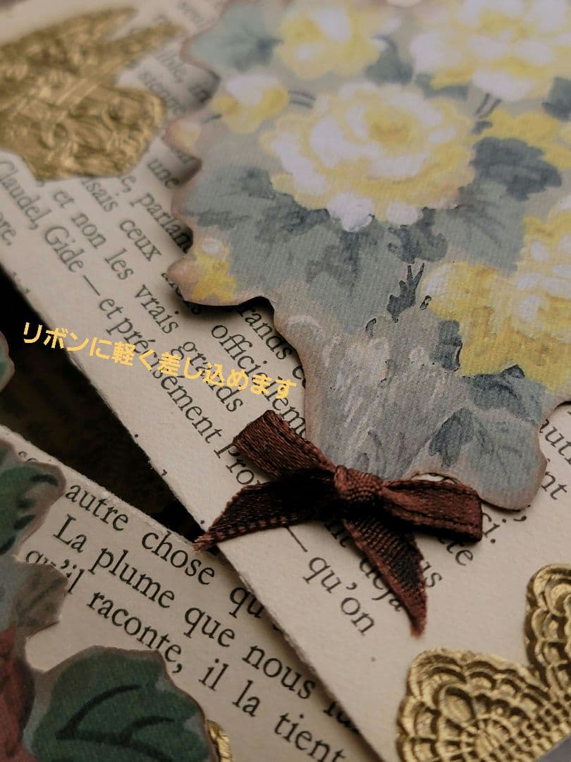 素敵な字体のフランスアンティーク洋書でアンティークフラワーレースエンボス封筒を。