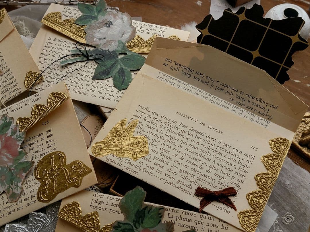 素敵な字体のフランスアンティーク洋書でアンティークフラワーレースエンボス封筒を。