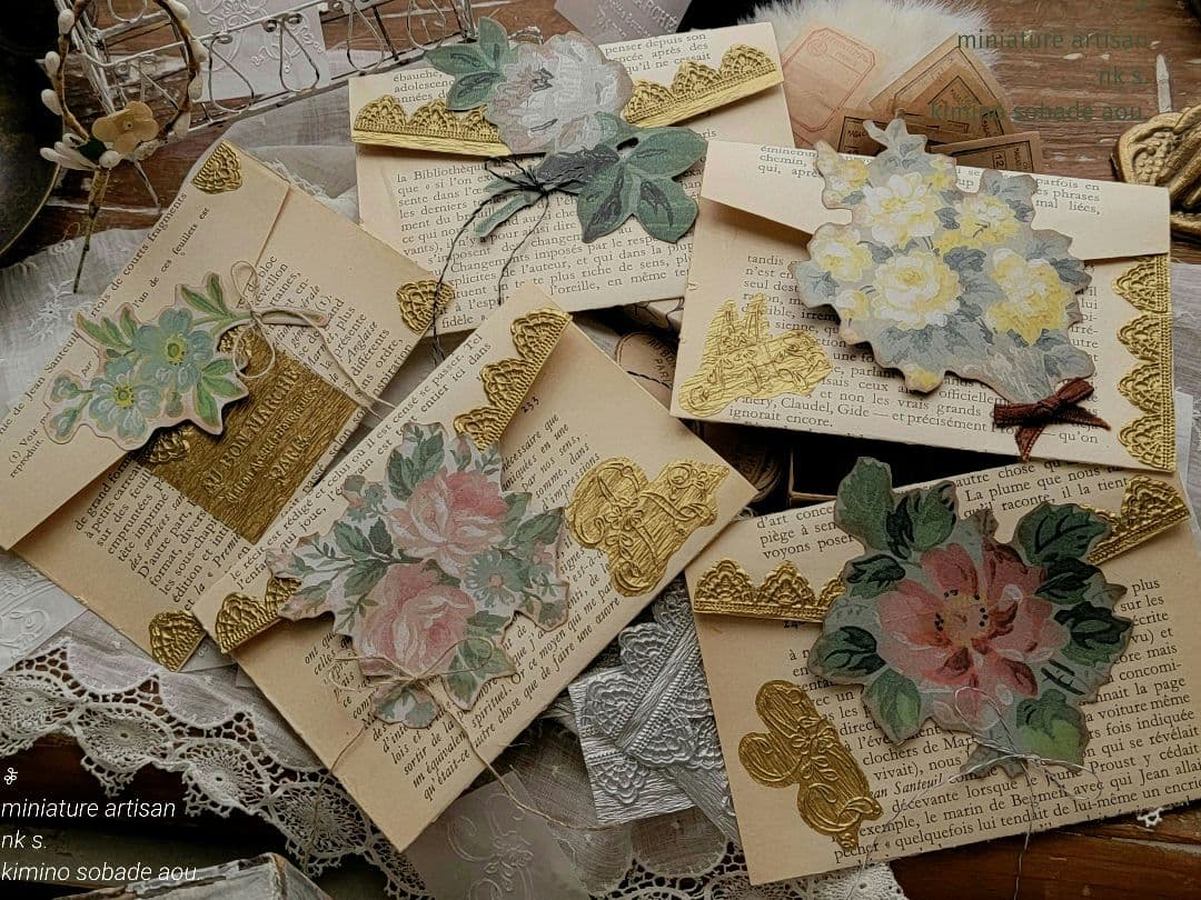 素敵な字体のフランスアンティーク洋書でアンティークフラワーレースエンボス封筒を。