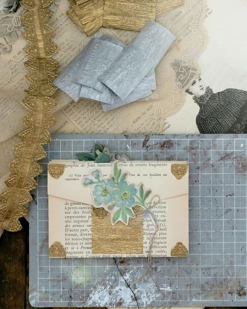 素敵な字体のフランスアンティーク洋書でアンティークフラワーレースエンボス封筒を。