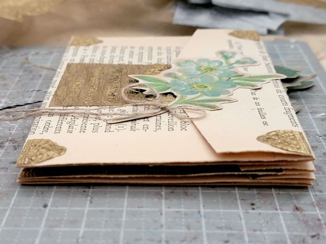 素敵な字体のフランスアンティーク洋書でアンティークフラワーレースエンボス封筒を。