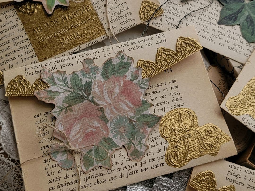 素敵な字体のフランスアンティーク洋書でアンティークフラワーレースエンボス封筒を。