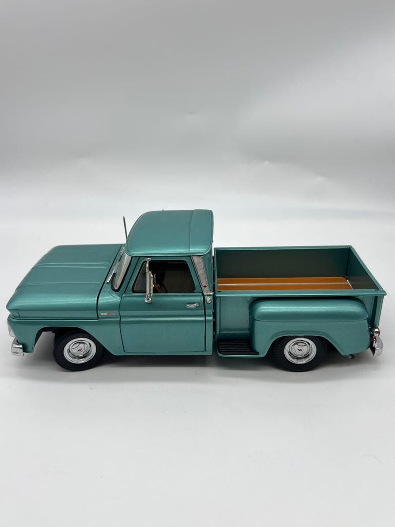 No228 ミニカー1/18箱あり 1965 C10 CIEVROLET