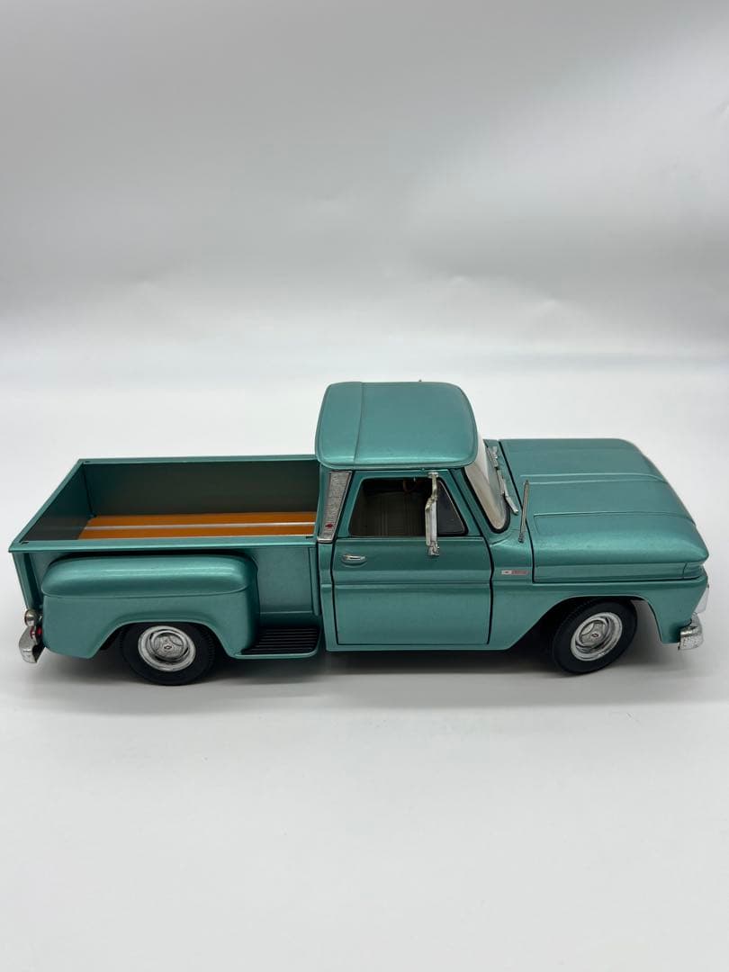 No228 ミニカー1/18箱あり 1965 C10 CIEVROLET