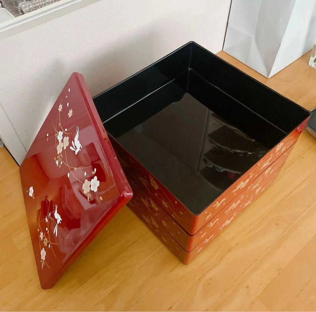 赤い3段重箱 花柄金色装飾