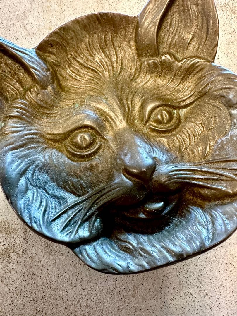 【フランス　アンティーク】猫顔　ヴィドポッシュ　猫トレイ　真鍮　猫プレート