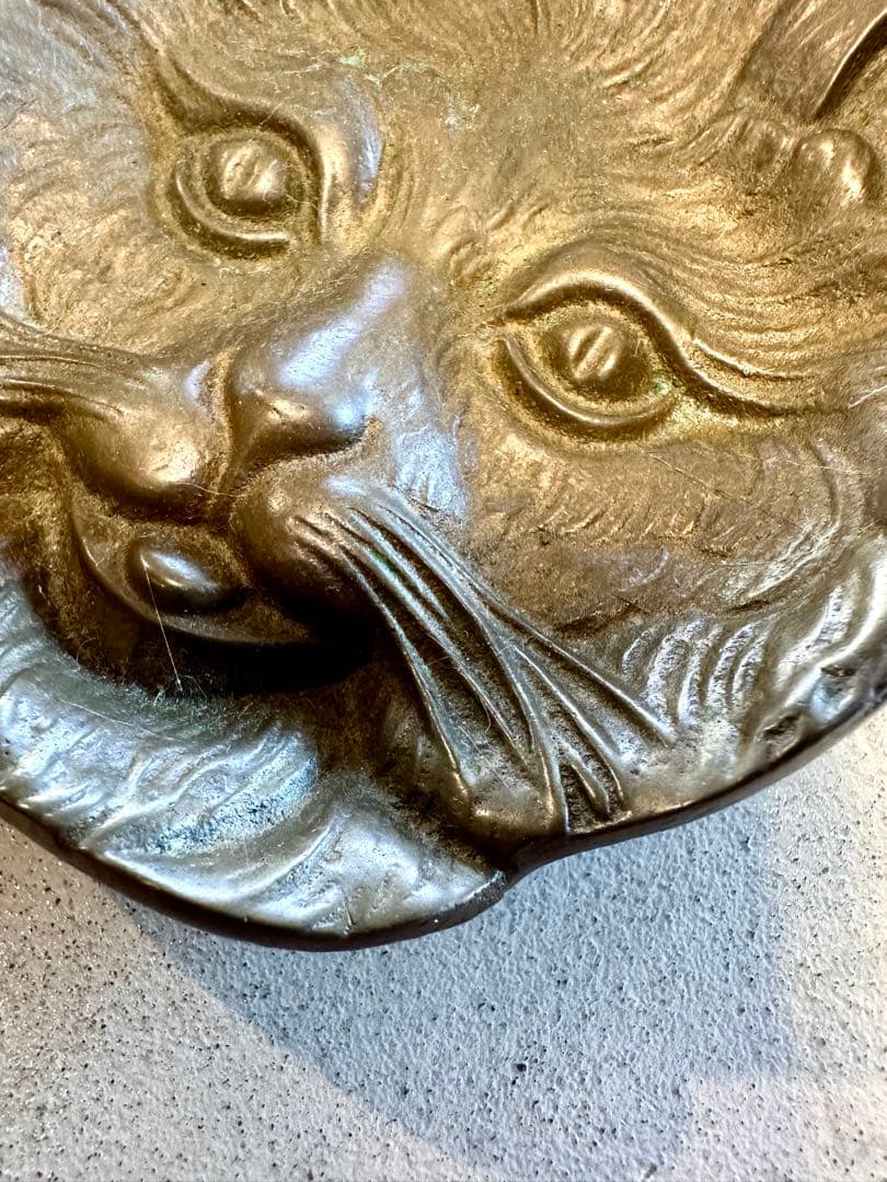 【フランス　アンティーク】猫顔　ヴィドポッシュ　猫トレイ　真鍮　猫プレート