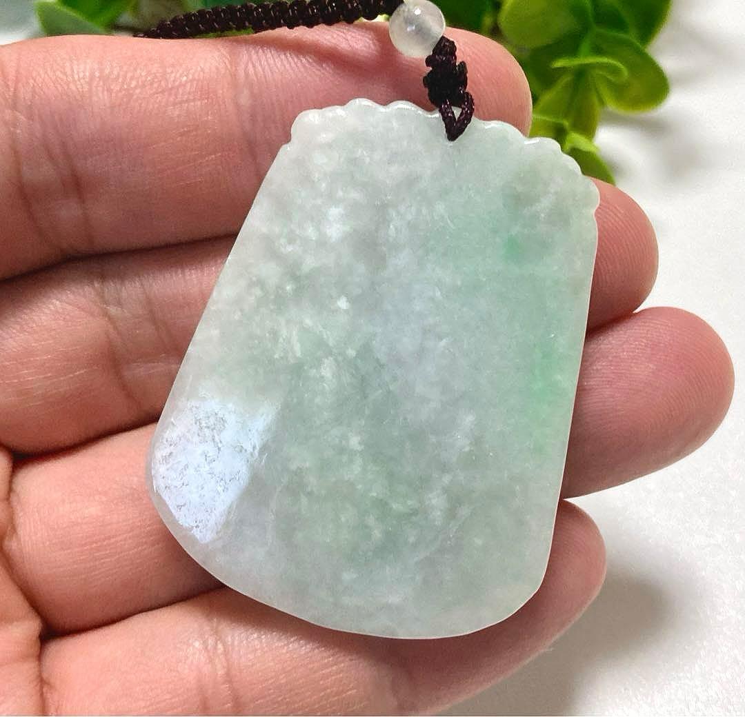 究極品質　太古から受け継がれし神の守護石　ミャンマー産　新緑翡翠の龍神ペンダント