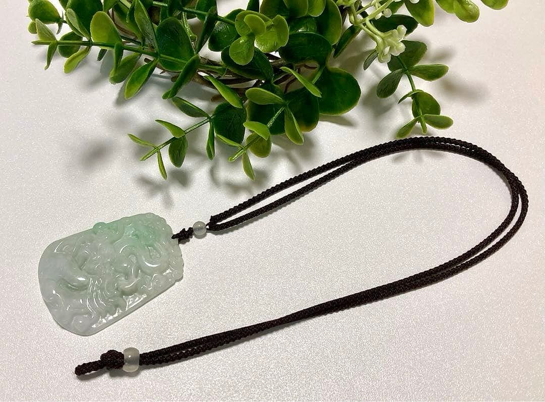 究極品質　太古から受け継がれし神の守護石　ミャンマー産　新緑翡翠の龍神ペンダント